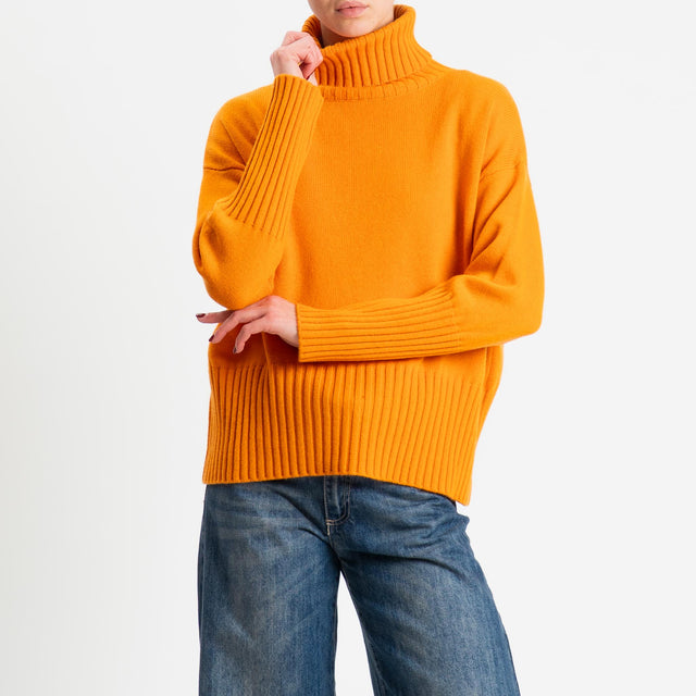 Tensione in-Maglia collo alto 100 % lana - arancio