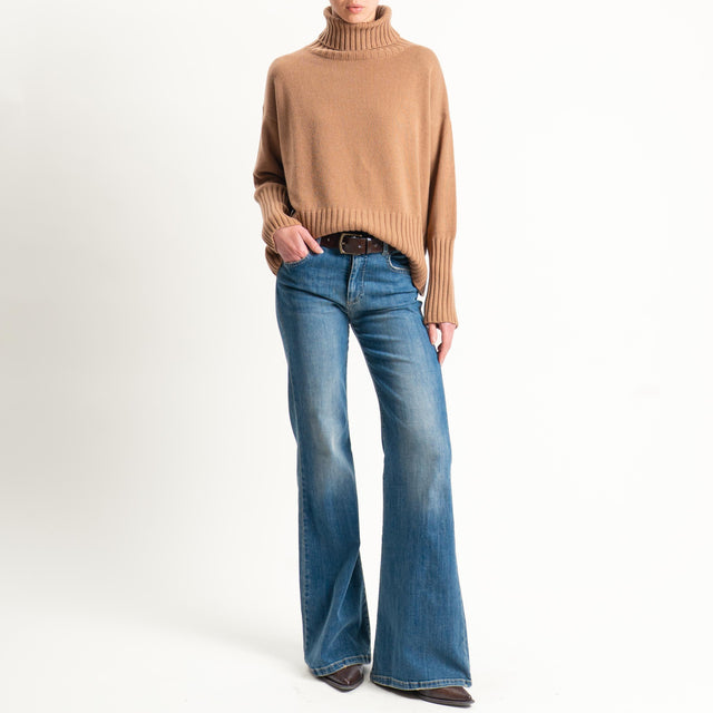 Tensione in-Maglia collo alto 100 % lana - cammello