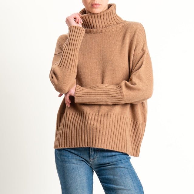 Tensione in-Maglia collo alto 100 % lana - cammello