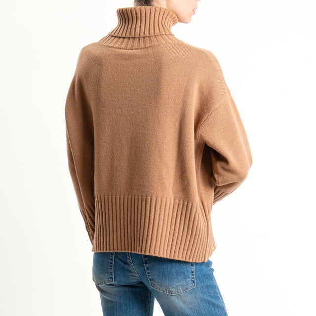 Tensione in-Maglia collo alto 100 % lana - cammello