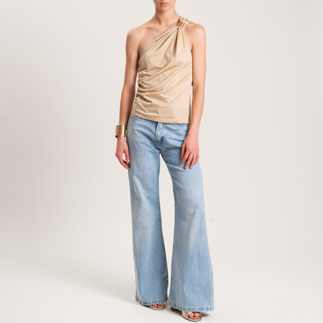 Top de un solo hombro con accesorio - Beige