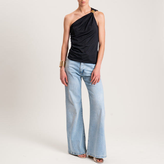 Top de un solo hombro con tensión y accesorio - Negro