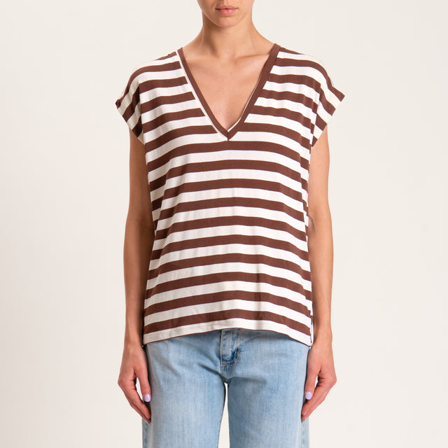 Tensione in-T-shirt jersey a righe scollo a v - latte/tabacco