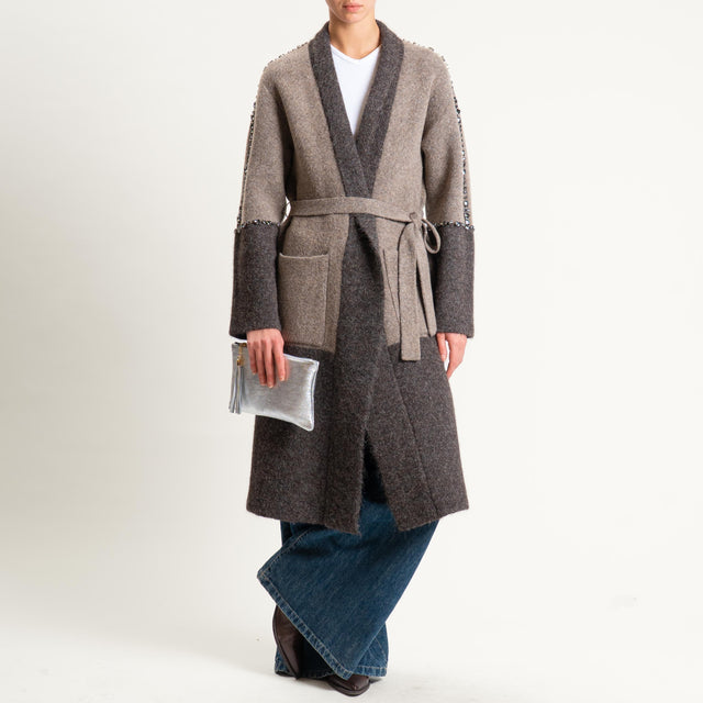 Vicolo-Cappotto in maglia con applicazioni - tortora/moro