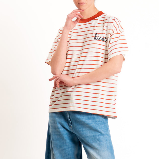 Vicolo-T-shirt a righe stampa "KISS" - burro/rugine