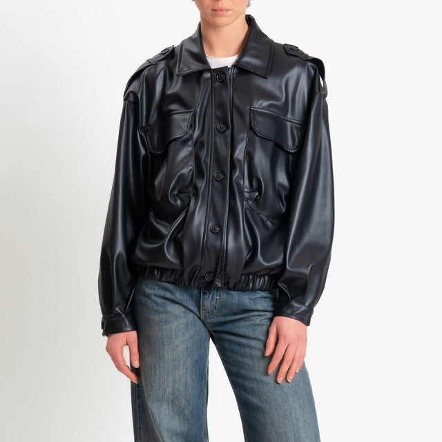 Vicolo-Bomber similpelle con tasche elastico in vita - nero