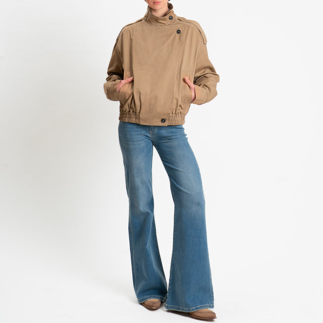 Vicolo-Bomber con chiusura asimmetrica - beige