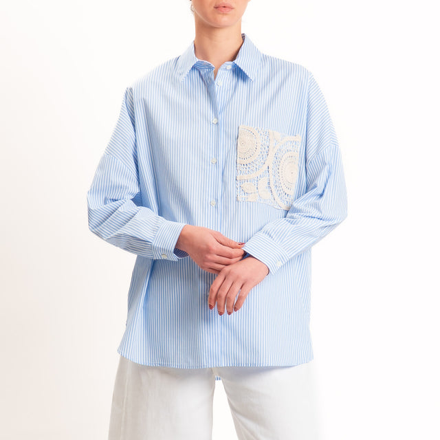 Vicolo-Camicia over a righe tasca macramè - bianco/celeste