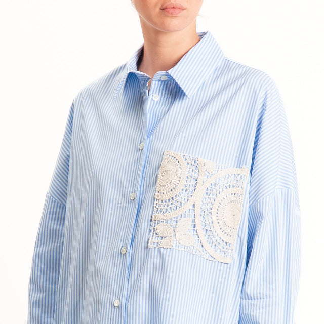 Vicolo-Camicia over a righe tasca macramè - bianco/celeste