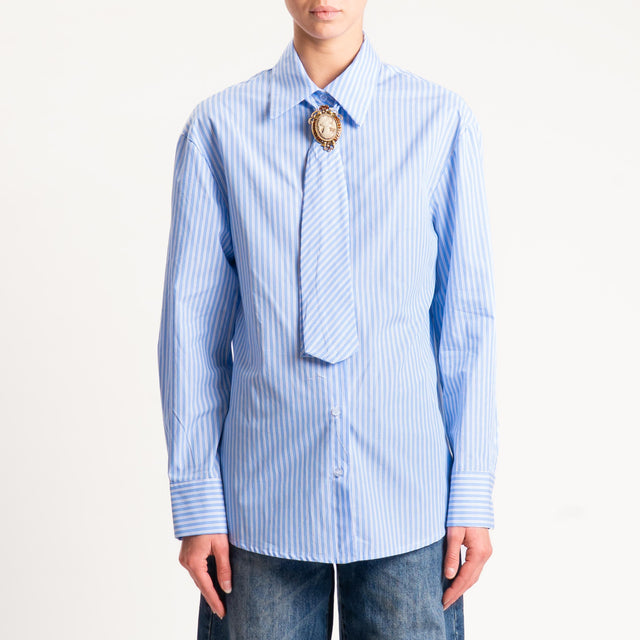 Vicolo-Camicia gessata con spilla - celeste