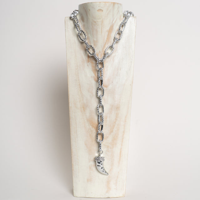 W by whitemood- Collana martellata con corno - silver