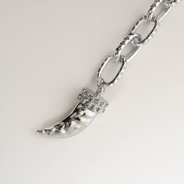 W by whitemood- Collana martellata con corno - silver