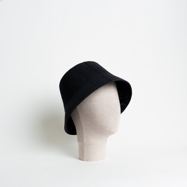 W by Whitemood-Bucket hat in rafia intrecciata - nero