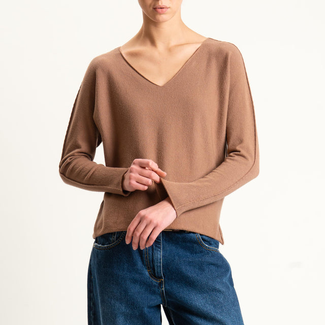 Zeroassoluto-Maglia scollo v con spacchi - camel
