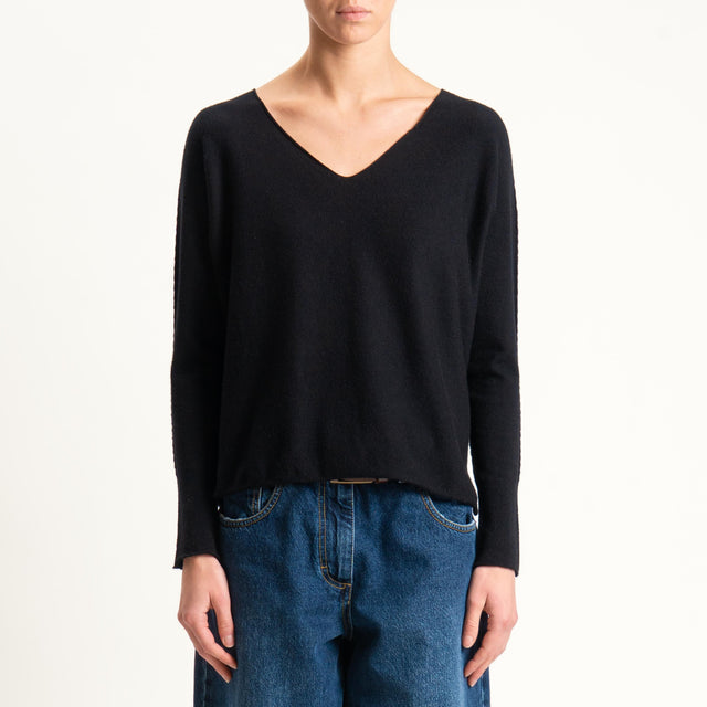 Zeroassoluto-Maglia scollo v con spacchi - nero
