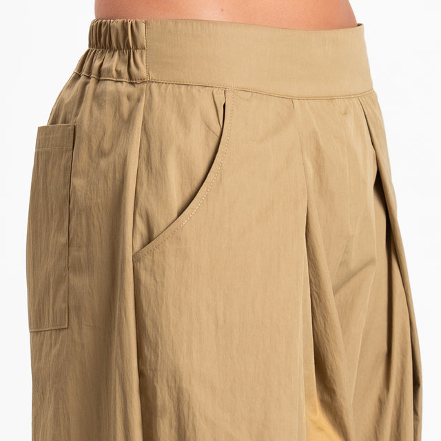 Zeroassoluto-Pantalone piega davanti elastico dietro- cammello