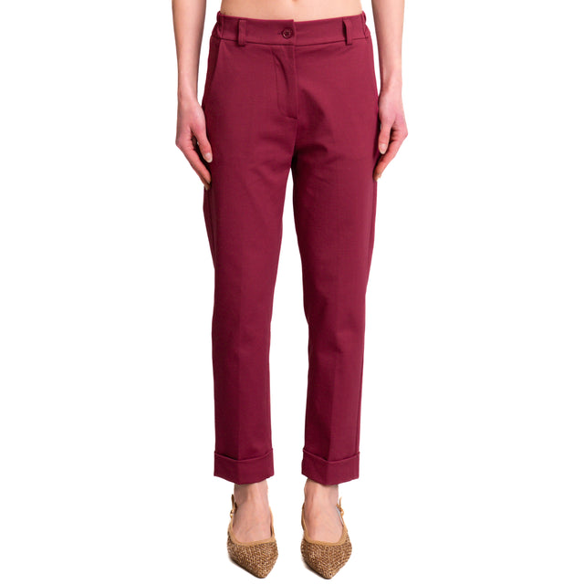 Pantalón Zeroassoluto-BONNY con espalda elástica y vuelta en bajo con punto milanés - cereza