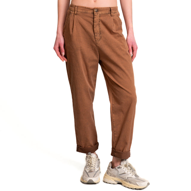 Pantalón de algodón elástico Zeroassoluto-LOLA, lavado a la piedra, maltinto - tabaco