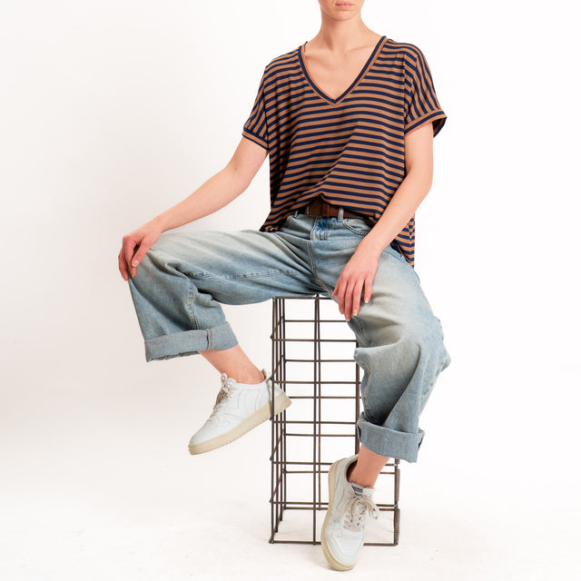 Zeroassoluto-T-shirt a righe scollo a v in jersey di viscosa elasticizzata - blu/cuoio