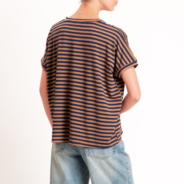 Zeroassoluto-T-shirt a righe scollo a v in jersey di viscosa elasticizzata - blu/cuoio