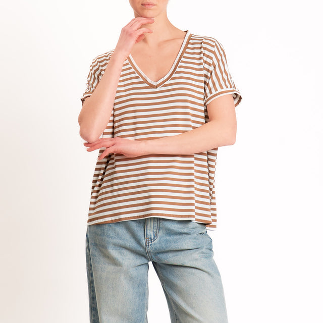 Zeroassoluto-T-shirt a righe scollo a v in jersey di viscosa elasticizzata - cuoio/latte