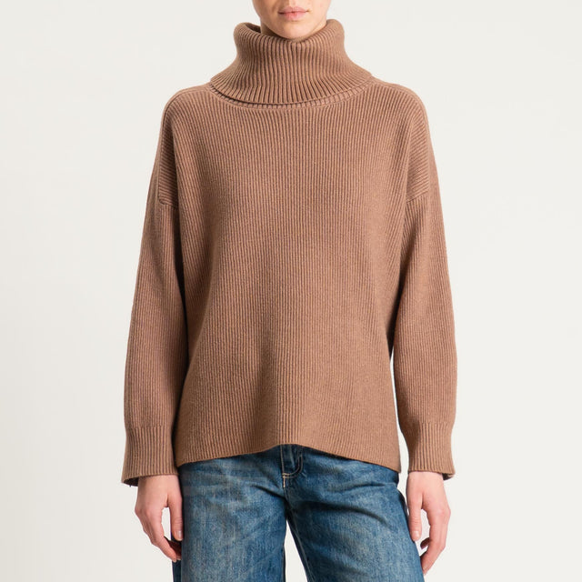 Zeroassoluto-Maglia costa inglese collo alto spacchi laterali - camel