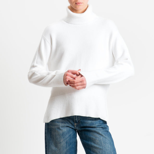 Zeroassoluto-Maglia scatola collo ad anello fondo cannolé - panna